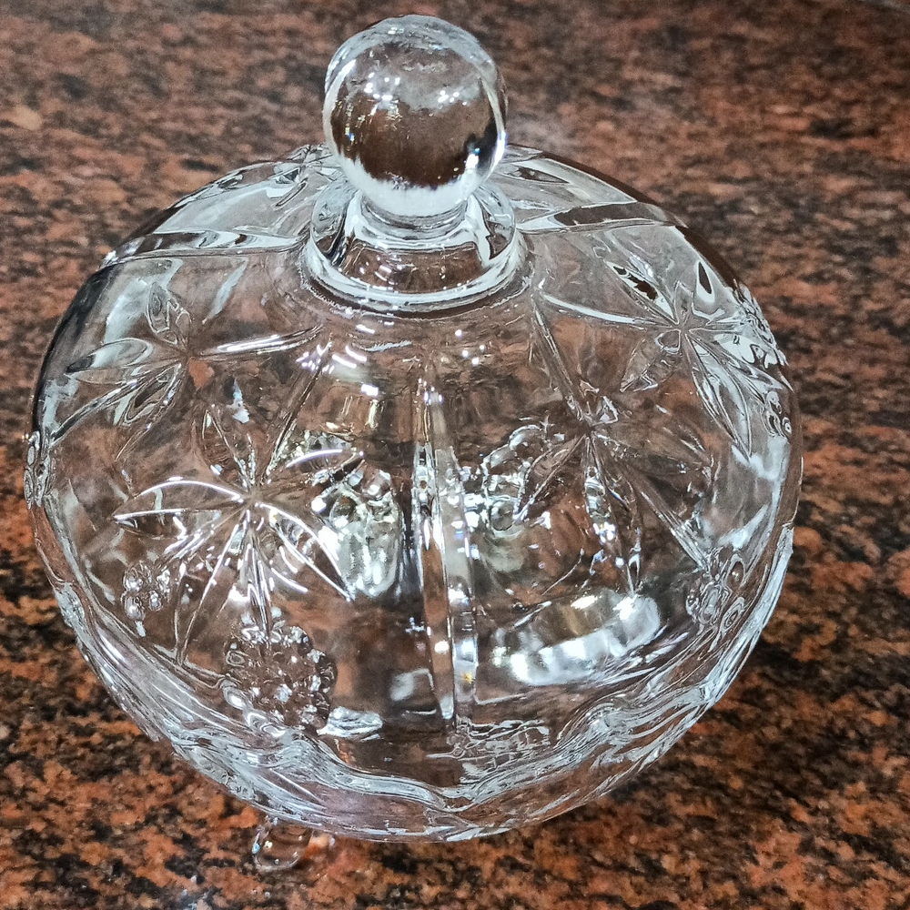 Cute n stylish crystal bowl with lid - Picture 3 of 6
